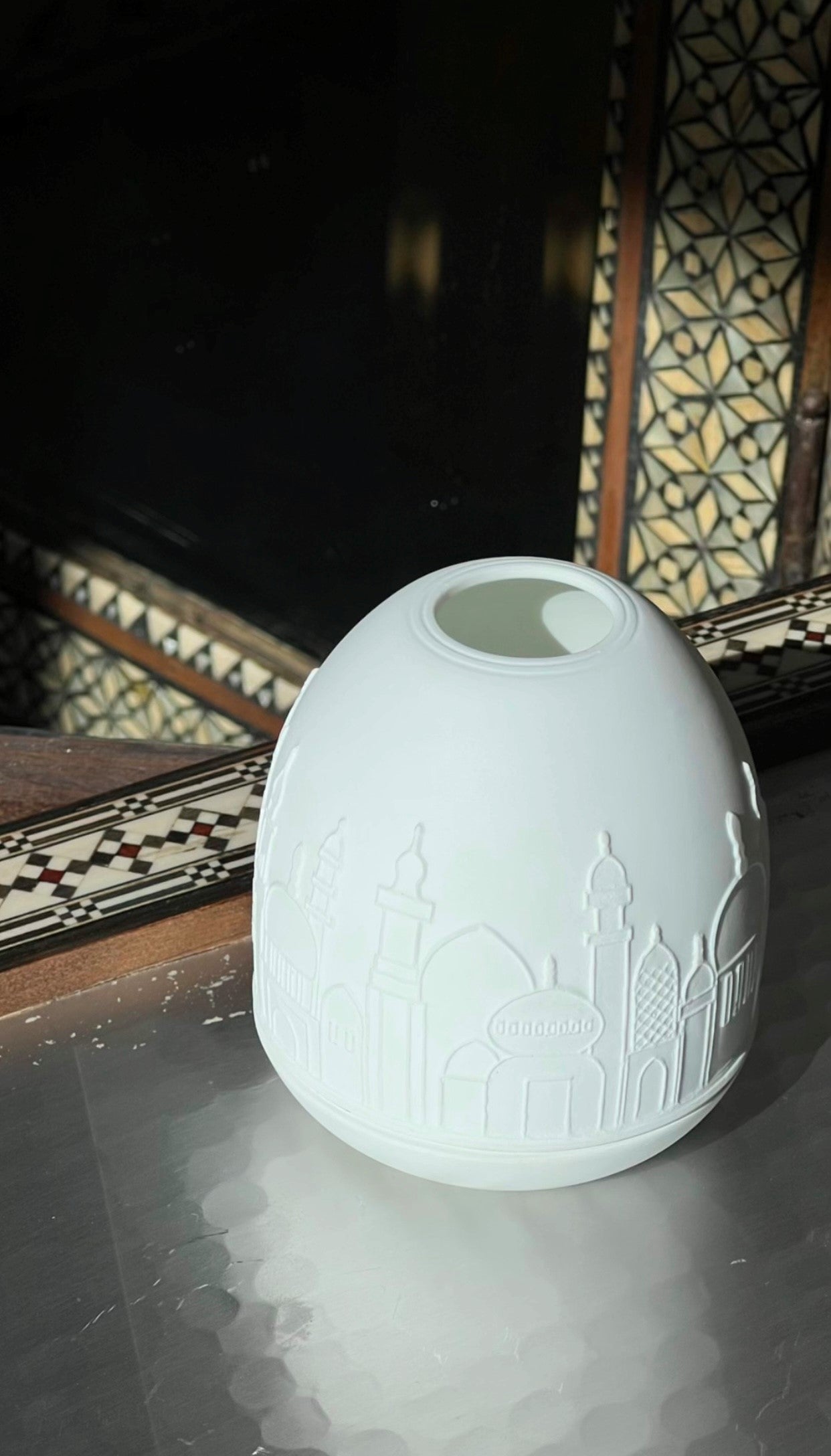 Porcelain Jameel candle holder / Bougeoir Jameel en porcelaine
