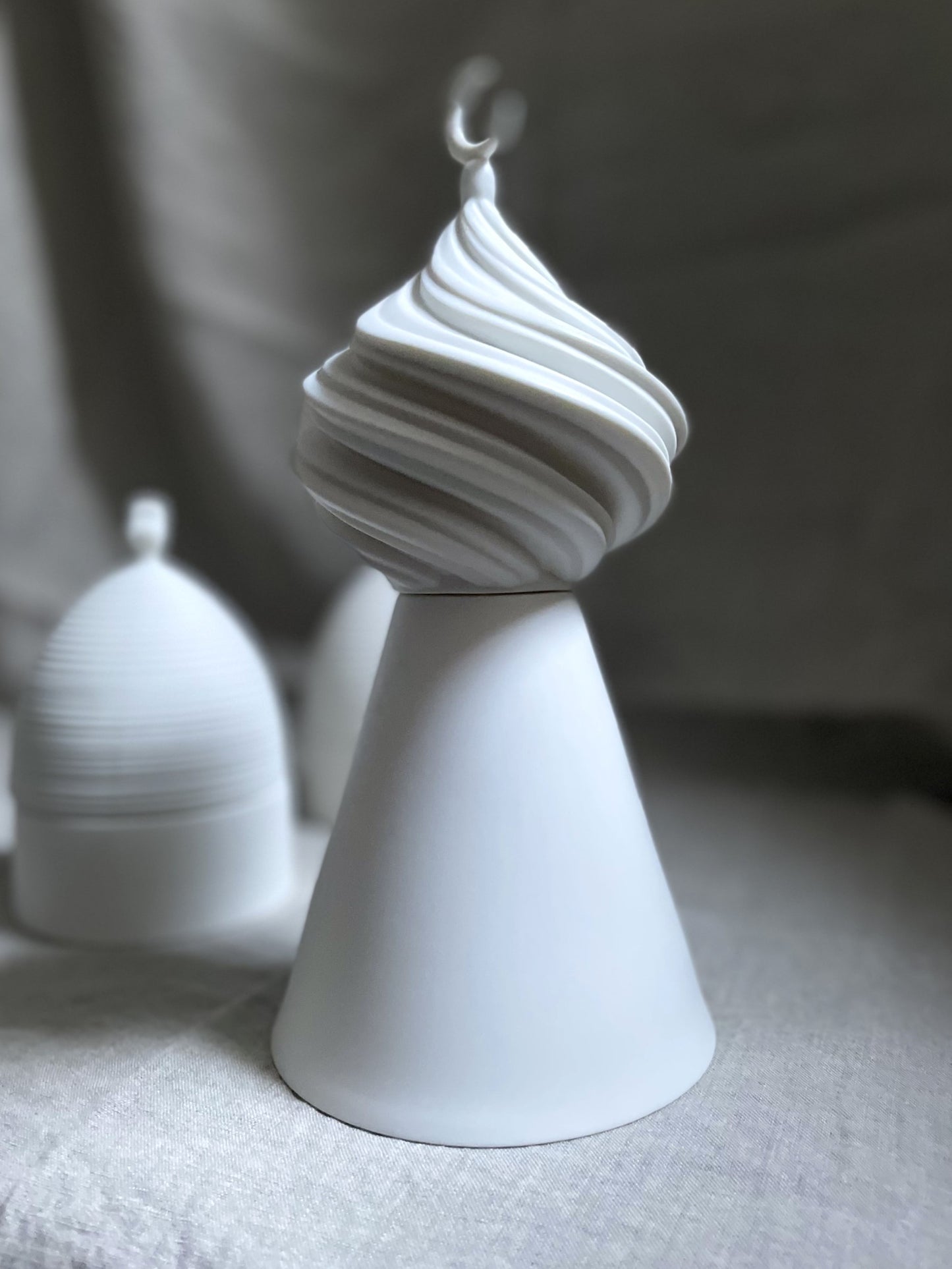 Porcelain Bisquit Minaret / Minaret en porcelaine