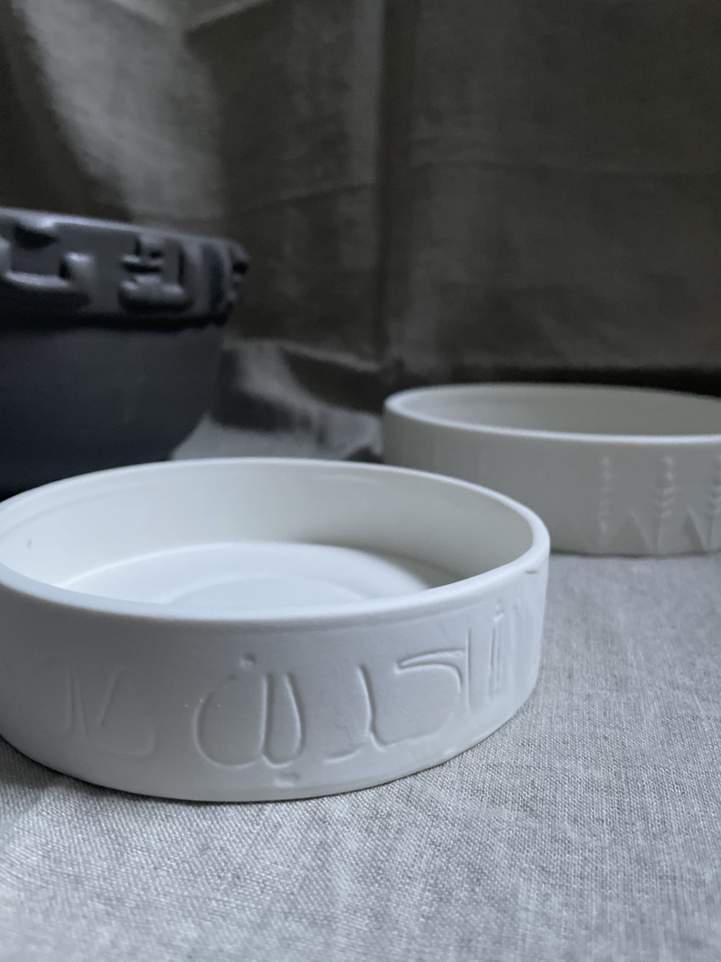 Porcelain bowl with "Shakireen Sadu" design/Plateau en porcelaine avec design "Shakireen Sadu"