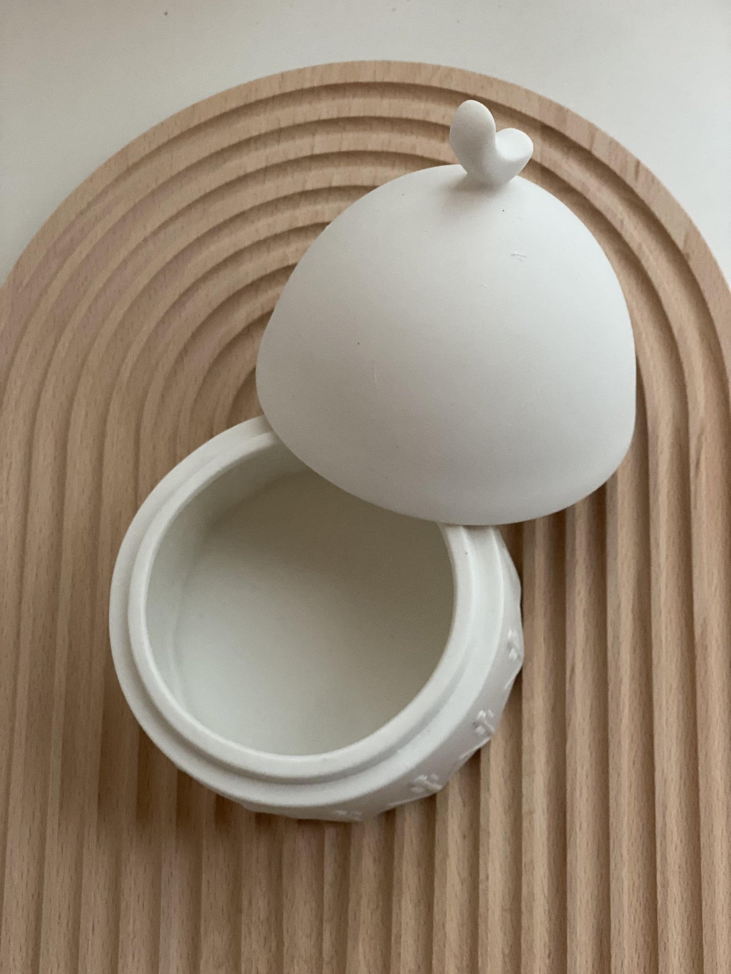 Ceramic box / Boîte en céramique