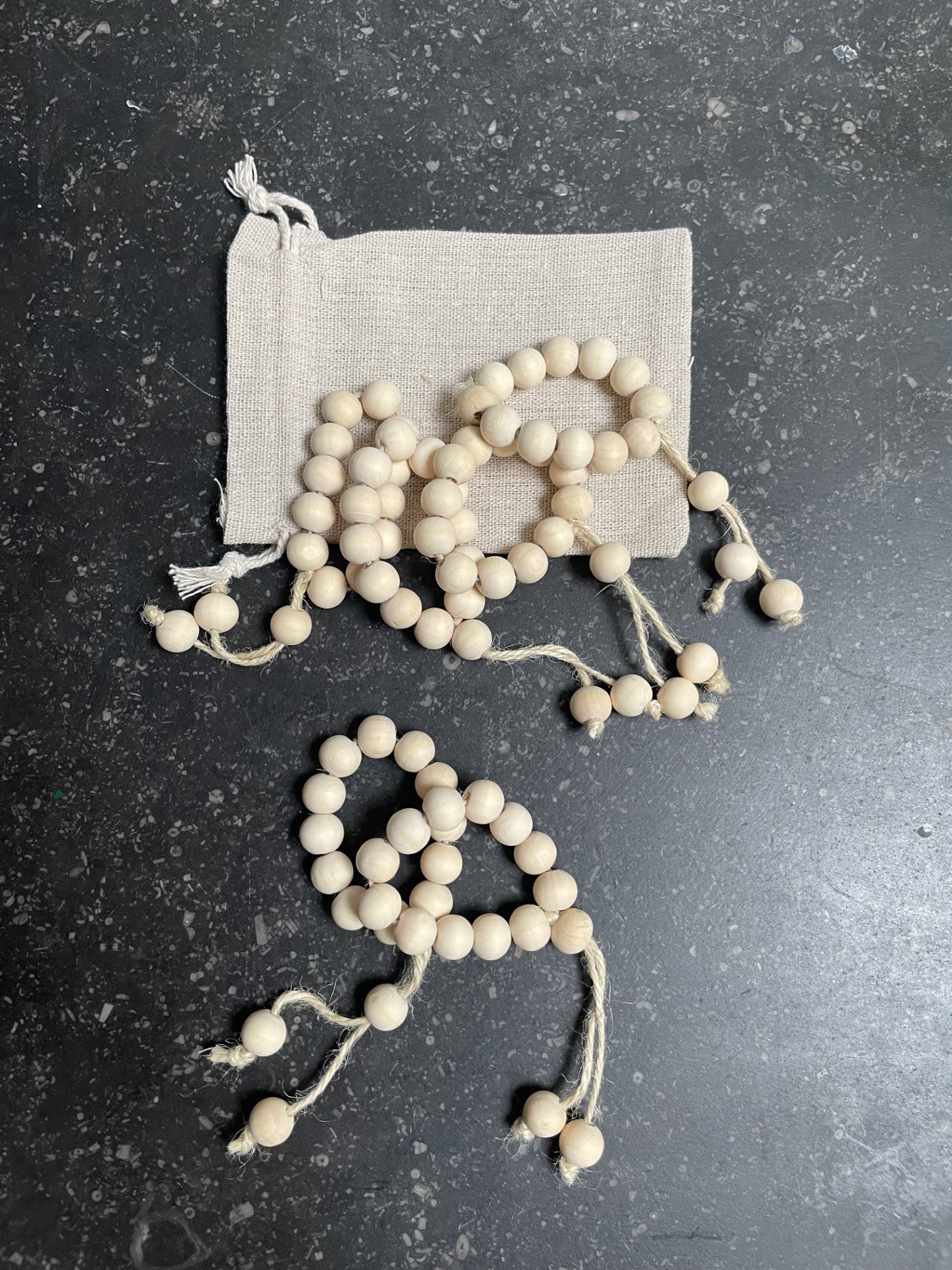 Set of 6 wooden beads napking rings/Lot de 6 mini-chapelets en ronds de serviettes