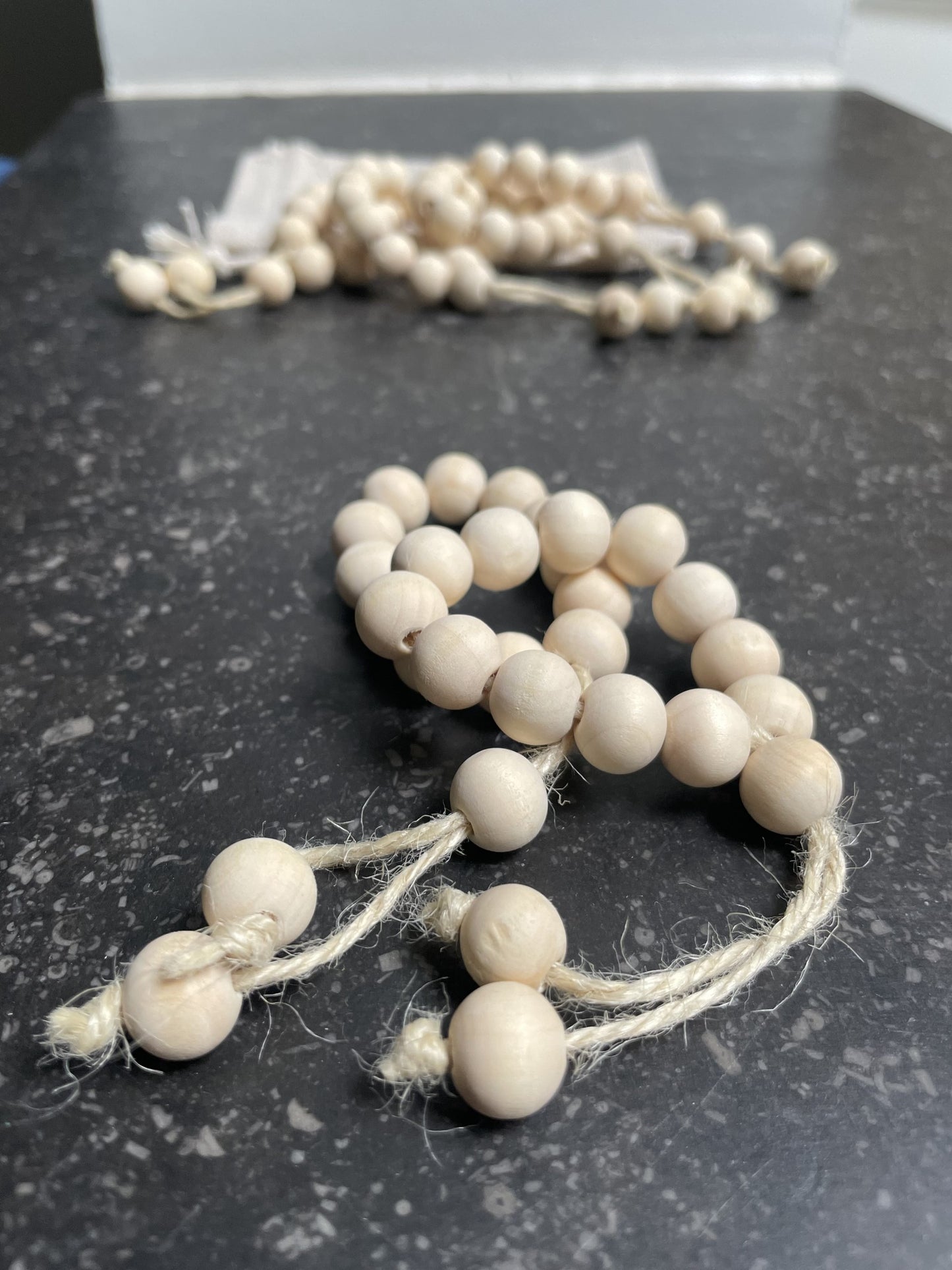 Set of 6 wooden beads napking rings/Lot de 6 mini-chapelets en ronds de serviettes