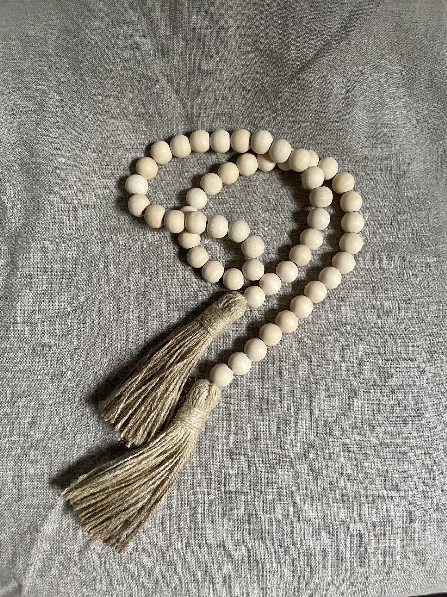 Wooden beads with tassel/Chapelet décoratif en bois
