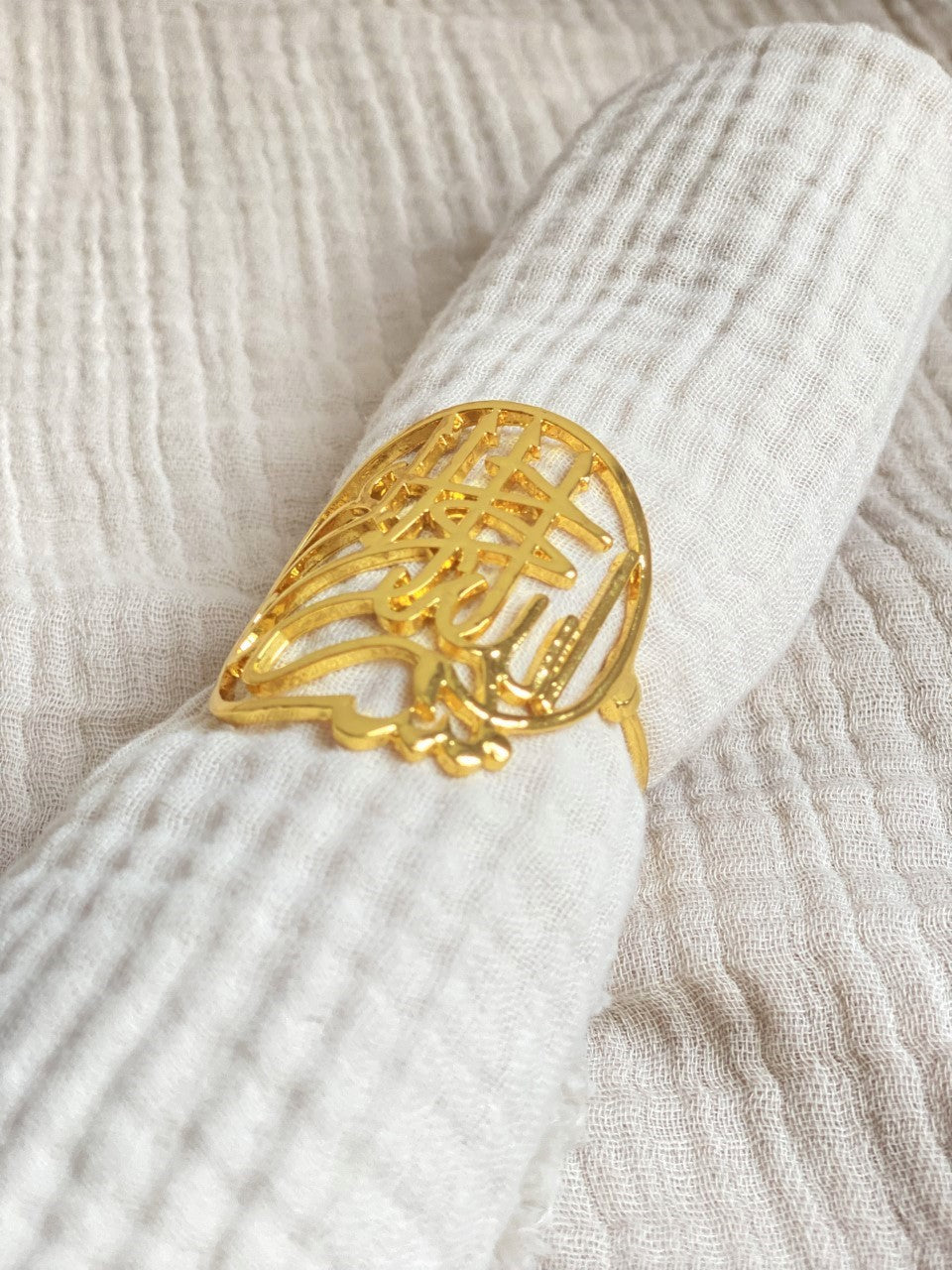 Gold napkin rings/Ronds de serviettes dorés