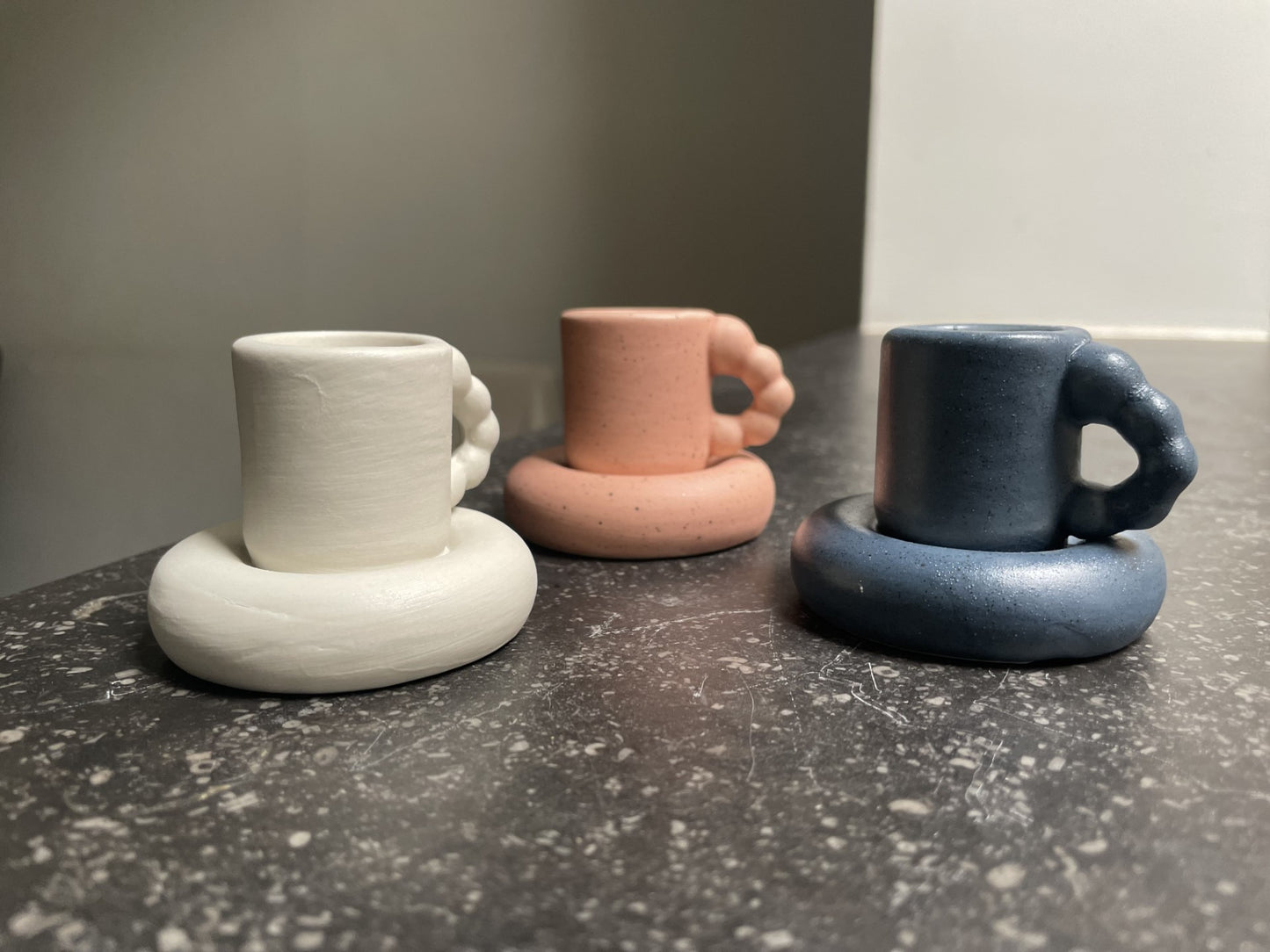Set of 3 ceramic candle holders /Trio de bougeoirs en céramique
