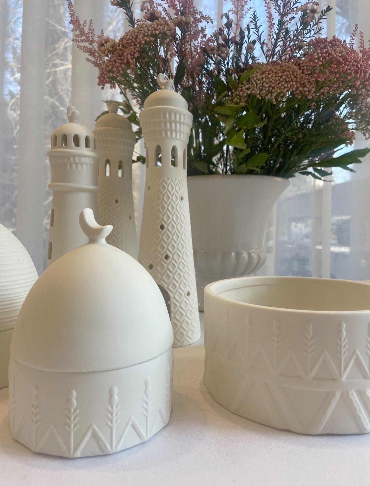 Porcelain bowl with "Sadu" design/Plateau en porcelaine avec design "Sadu"